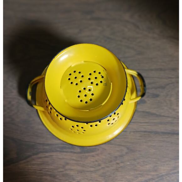 Vintage MCM Enamelware Yellow and Black Colander Strainer - Picture 4 of 5